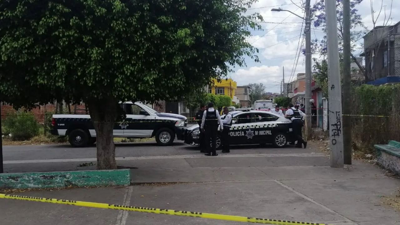 A un costado de canal de riego, abandonan los cuerpos de dos mujeres y un hombre en Michoacán