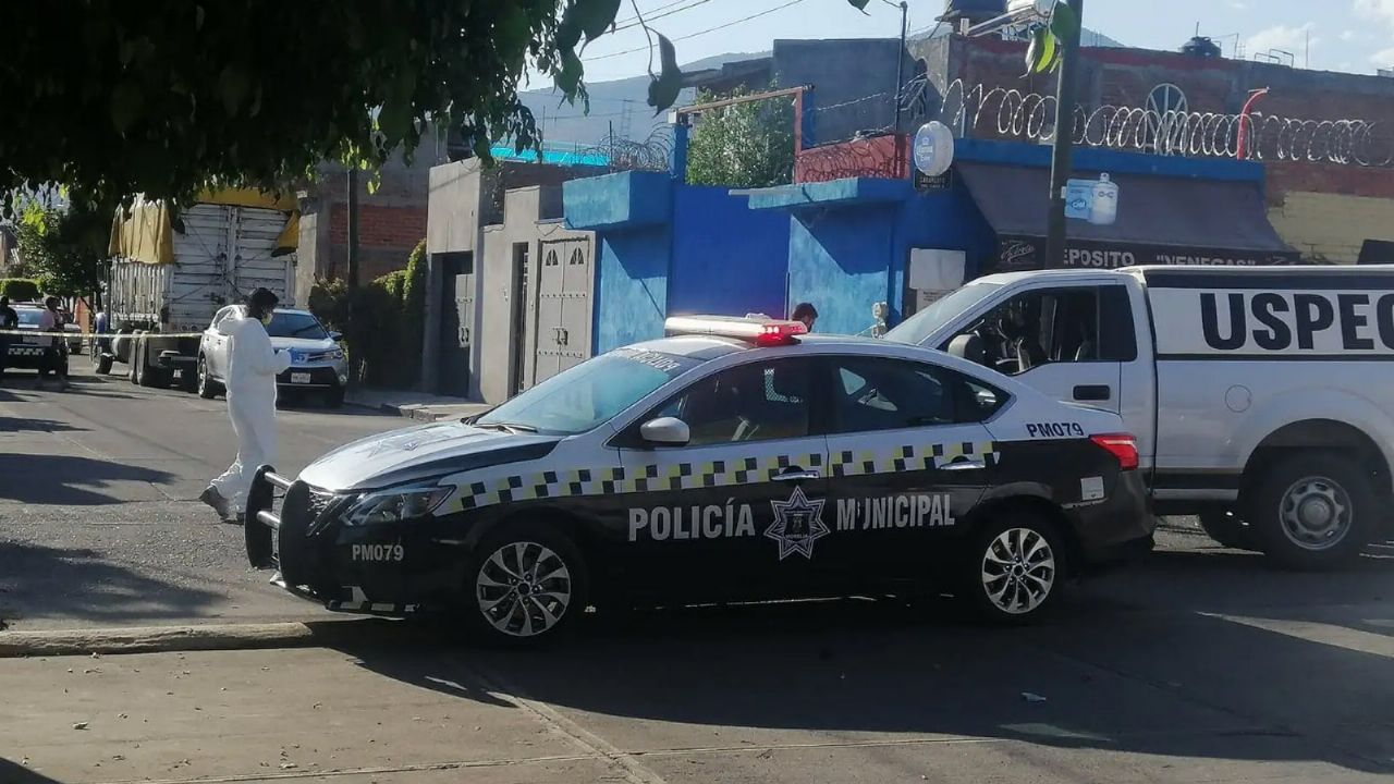Autoridades llegan al sitio del crimen