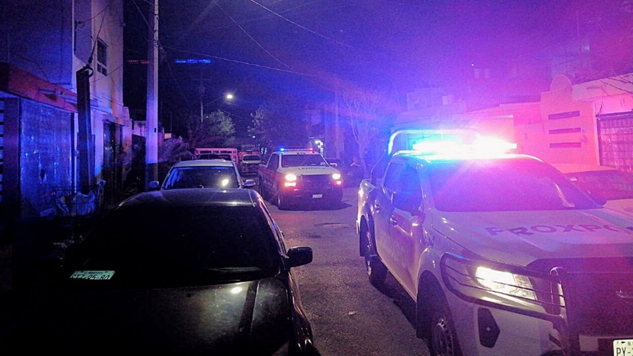 Autoridades llegan al sitio del crimen