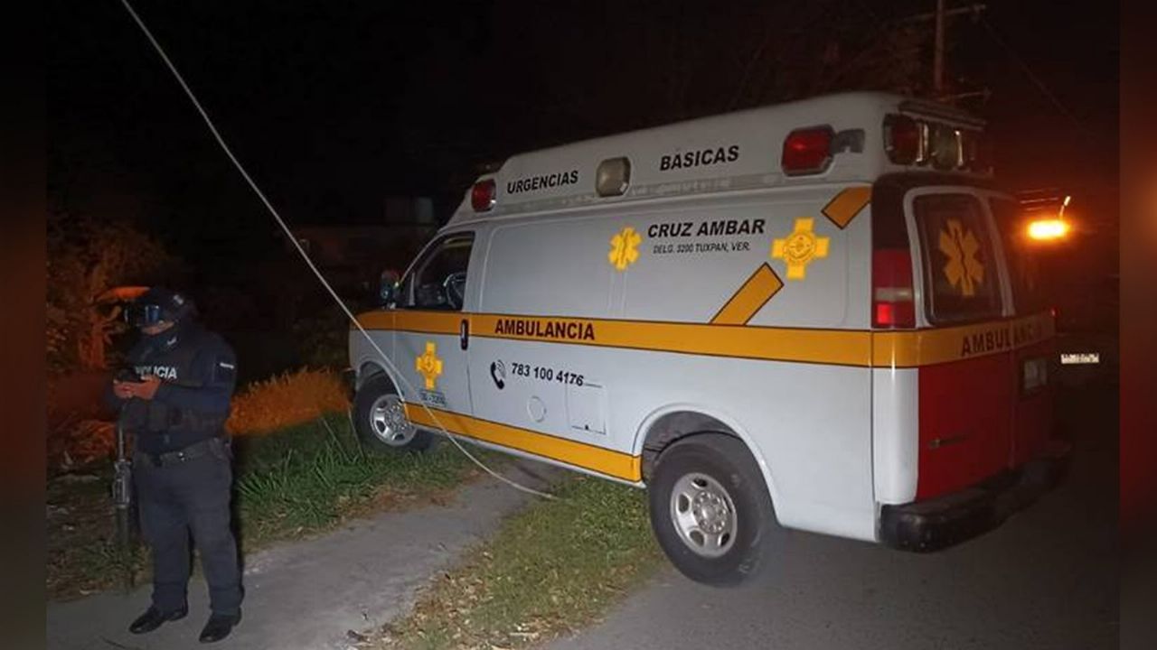 Ambulancia acude al sitio del crimen