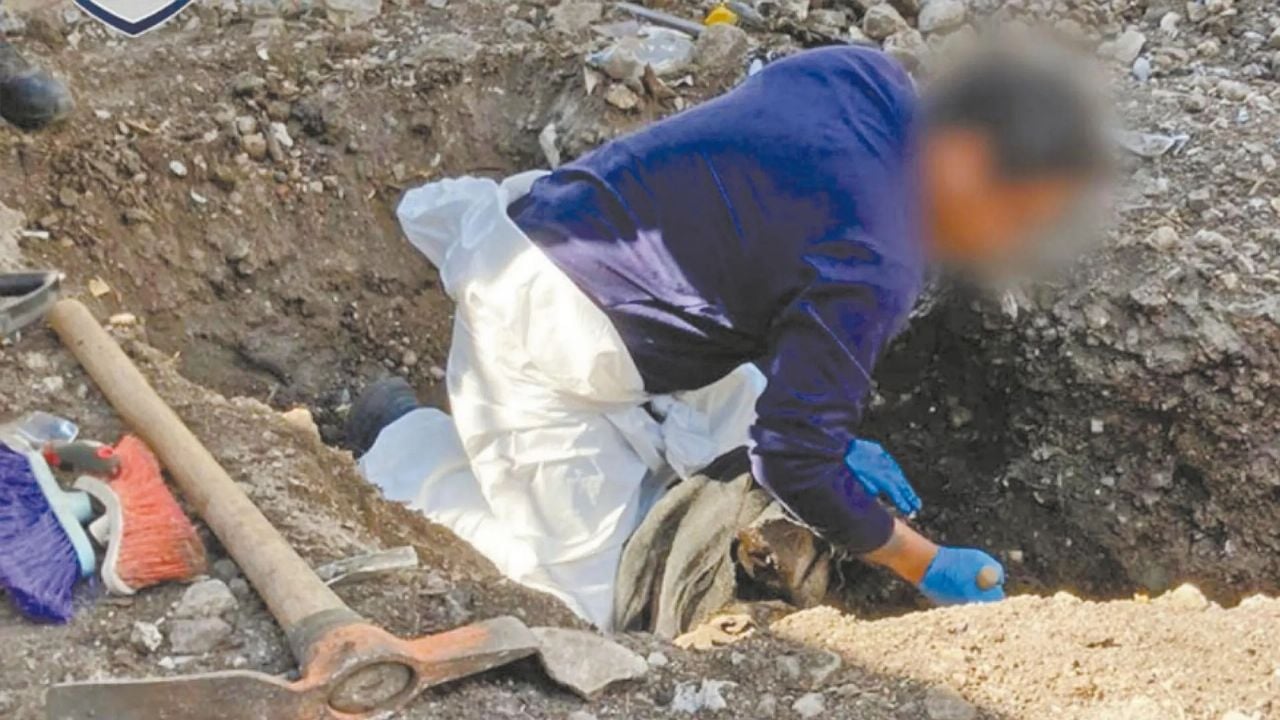 Tras diligencia de cateo, autoridades encuentran cadáver en patio de domicilio