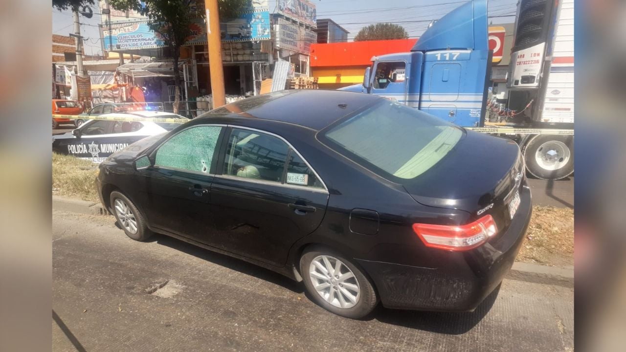 Sujetos armados atacan a balazos a conductor en Tlalnepantla; murió al instante
