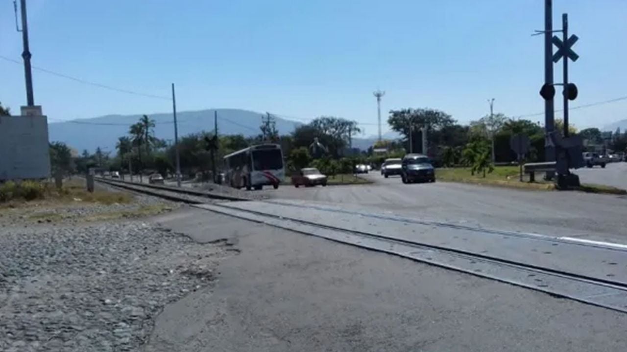 Localizan cadáver a la orilla de las vía del tren; murió por causas misteriosas