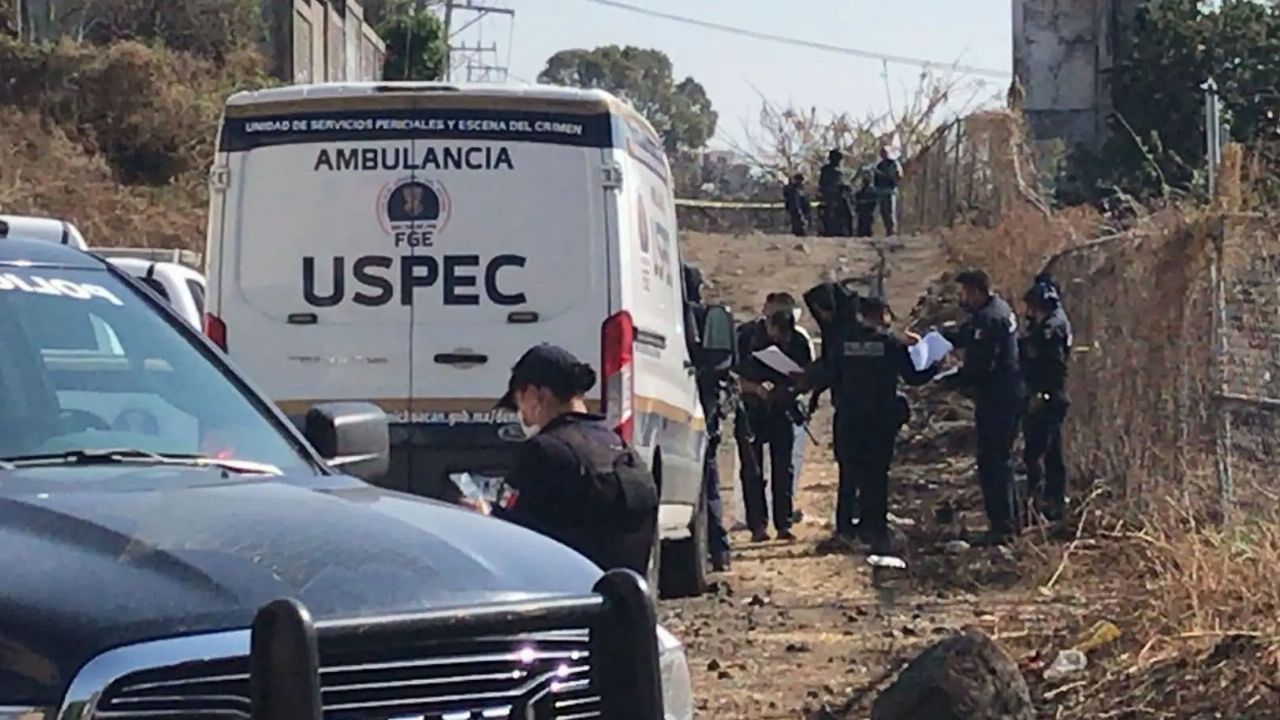 Autoridades trabajan en la escena del crimen