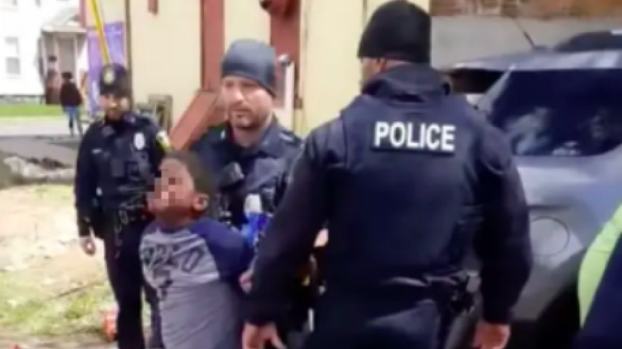 ¡Indignante! Captan a 3 policías arrestando a un niño de 8 años por haber robado una bolsa de botanas