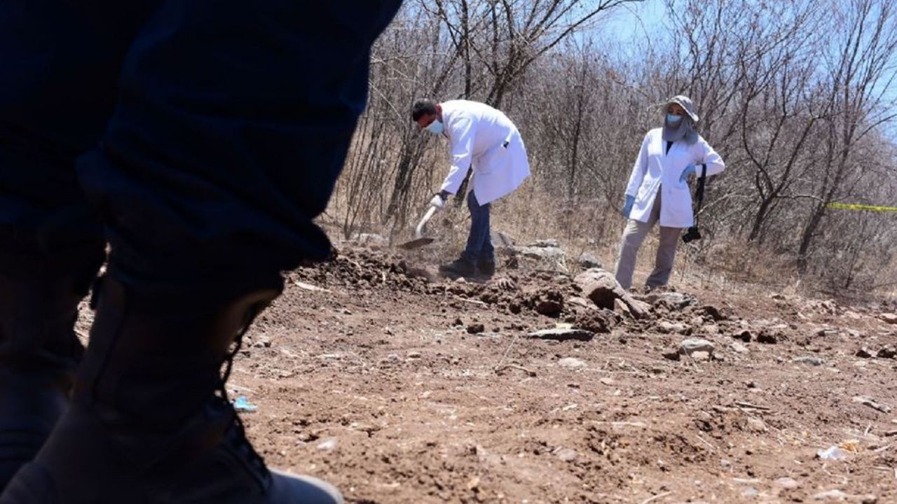 Expertos forenses llegan al lugar del crimen