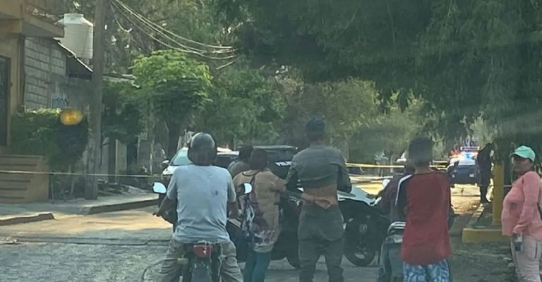 Autoridades llegan al sitio del crimen