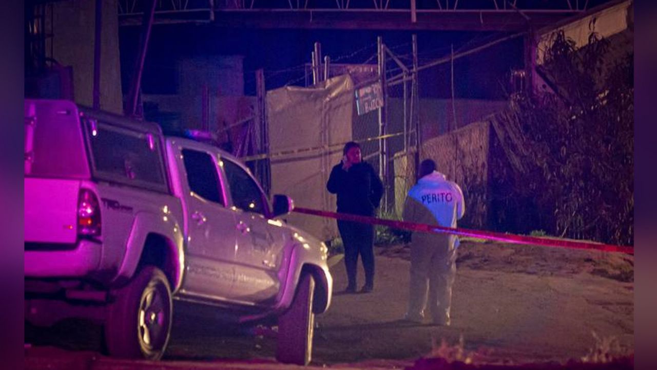 Autoridades llegan al sitio del crimen