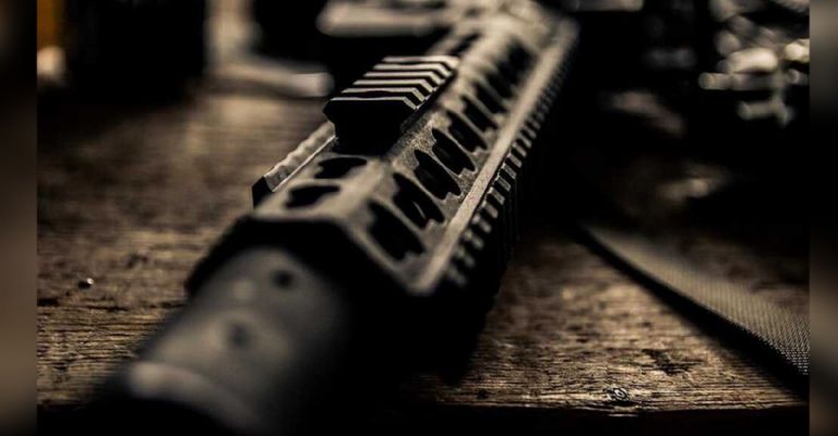 Detienen a joven con dos armas en Texas