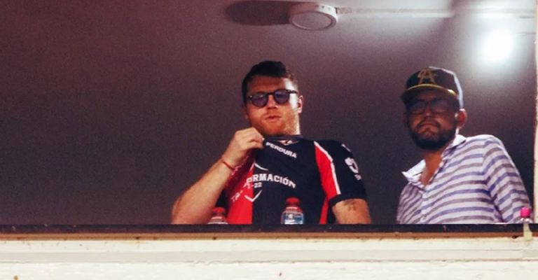 Canelo con la jersey del Atlas