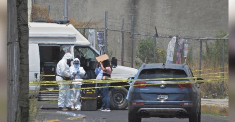 Forenses trabajan en la escena del crimen