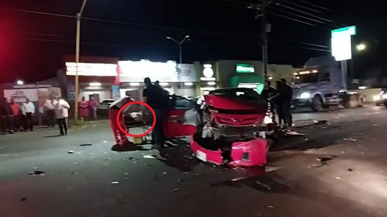 Paramédicos de la Cruz Roja rescataron a una joven lesionada del accidente ocurrido anoche en Ciudad Obregón. Créditos: Facebook