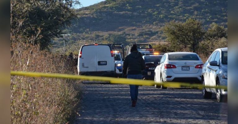 Autoridades acordonan la escena del crimen