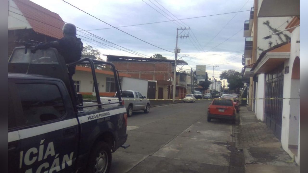 Autoridades llegan al sitio del crimen