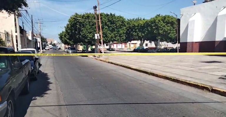 Balean a hombre en una jardinera