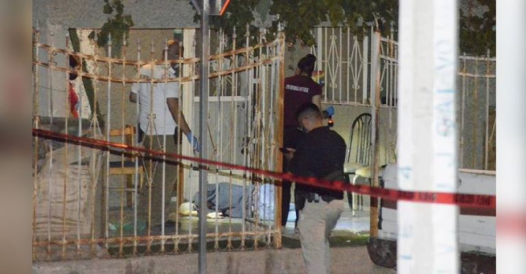 Asesinan a hombre en porche de su domicilio