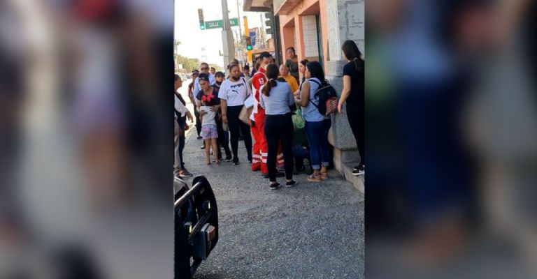 Paramédicos atienden a la afectada