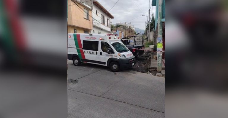 Ambulancia llega a la escena del crimen