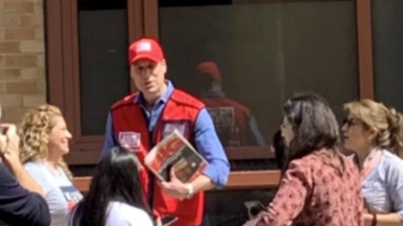 ¿Problemas en la corona? El Príncipe William sale a vender revistas por todo Londres