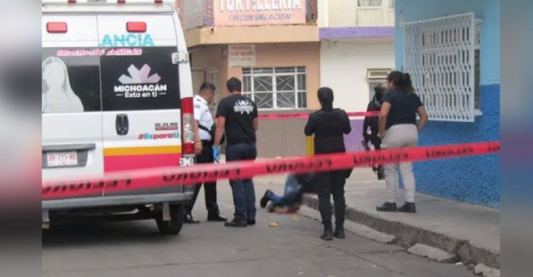 Paramédicos llegan al lugar de los hechos