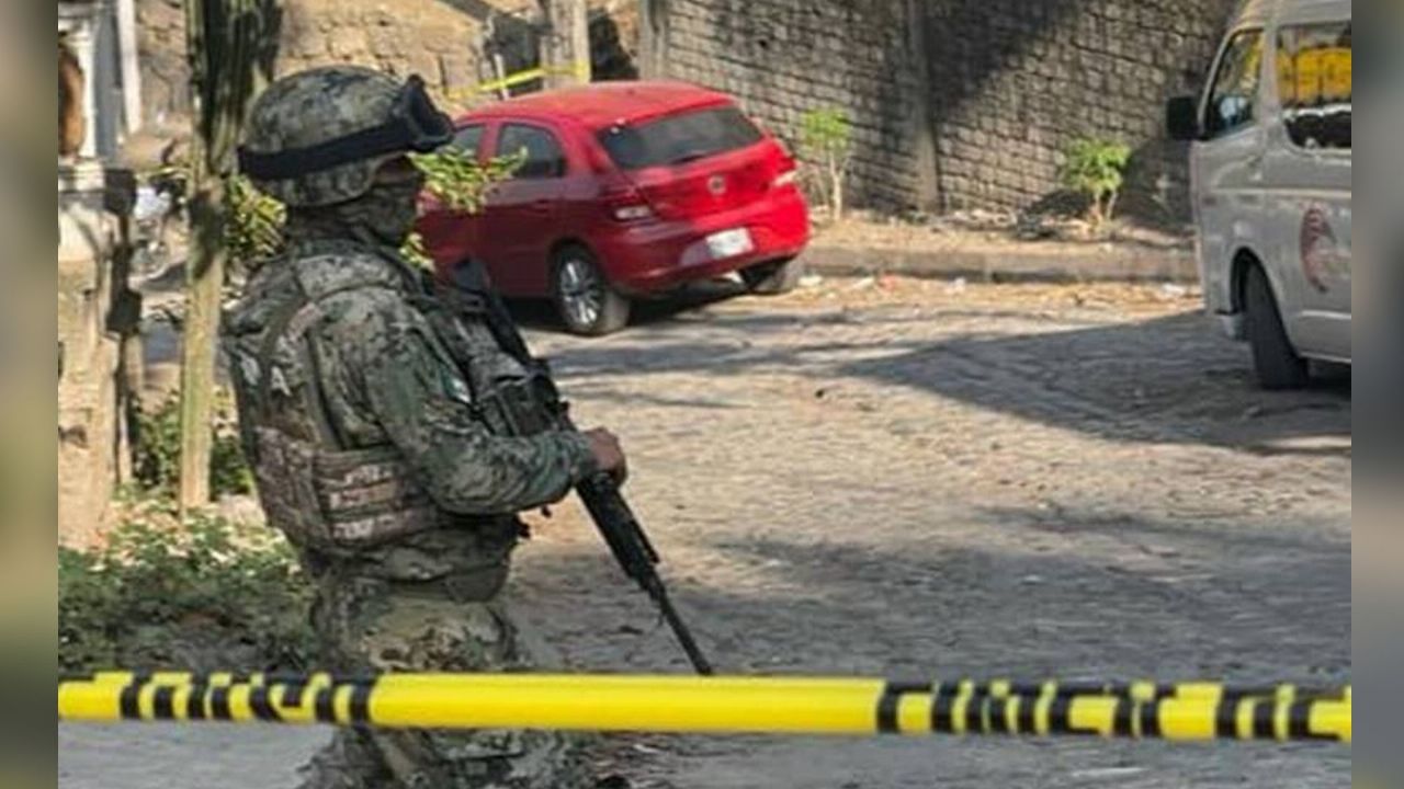 Autoridades llegan al sitio del crimen