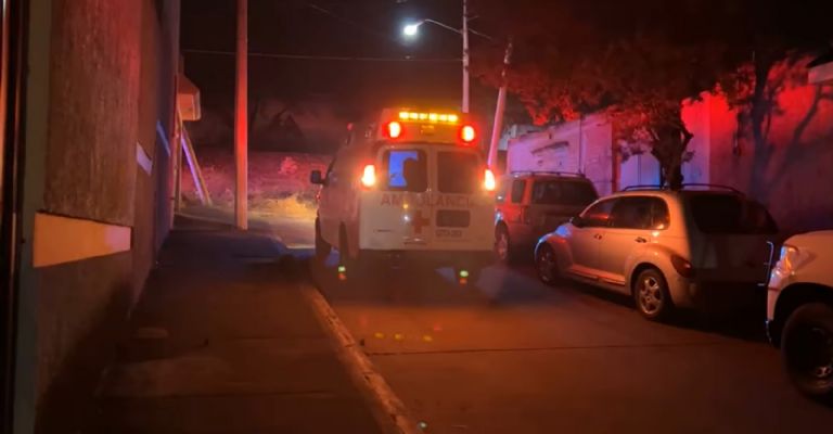 Paramédicos llegan al lugar de los hechos