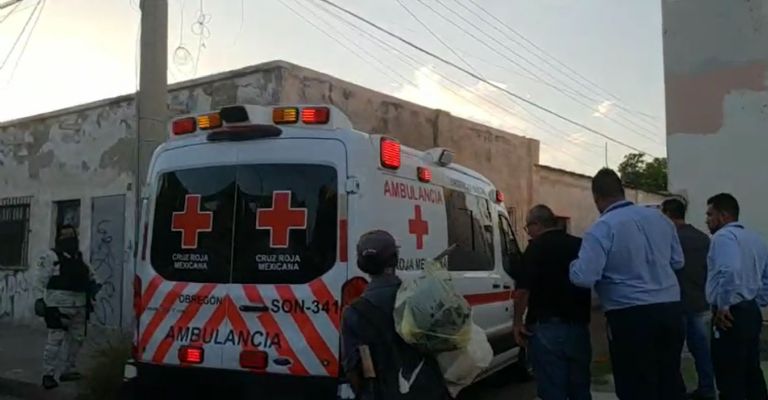 Paramédicos llegan al lugar de los hechos