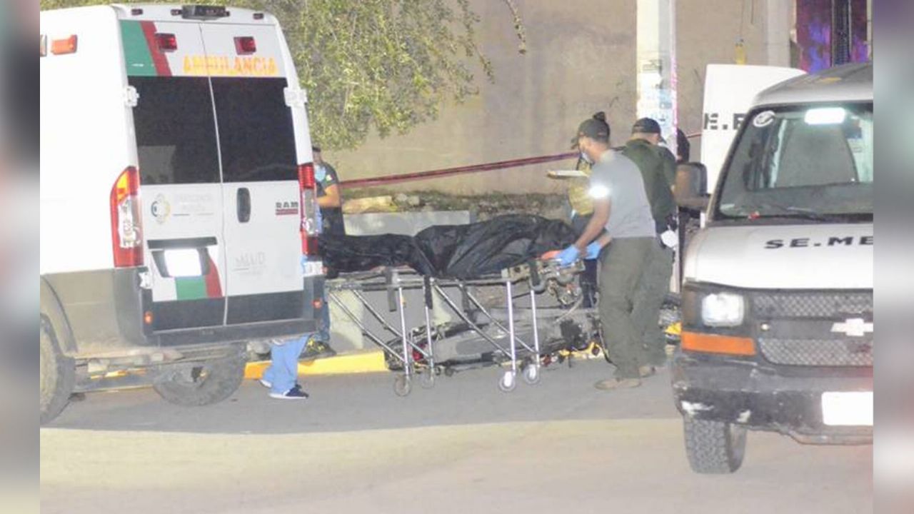 Pistoleros acribillan y matan a un hombre al exterior de una tienda de conveniencia