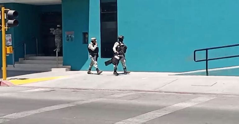 Dos agentes de la Guardia Nacional resultan policontundidos