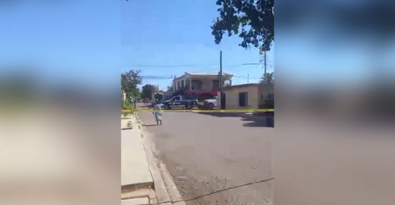 Madre llega al lugar de los hechos