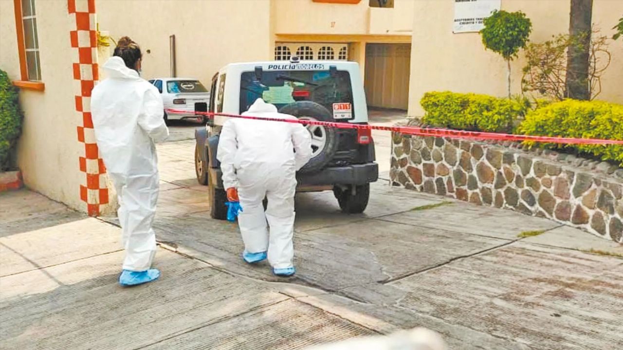 Peritos trabajan en la escena del crimen