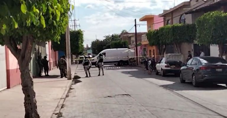 Agentes policíacos llegan al lugar de los hechos