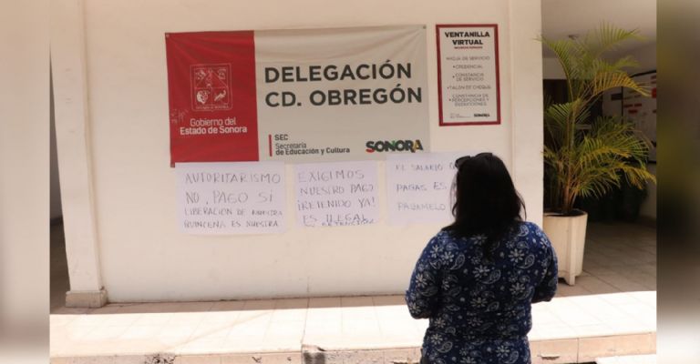 Maestros denuncian retención de su salario