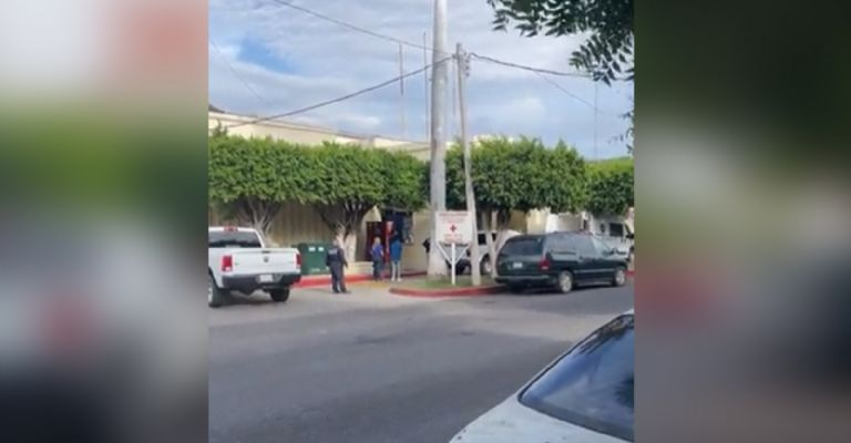 Llega baleado en Cruz Roja