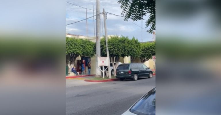 Joven llega baleado a Cruz Roja