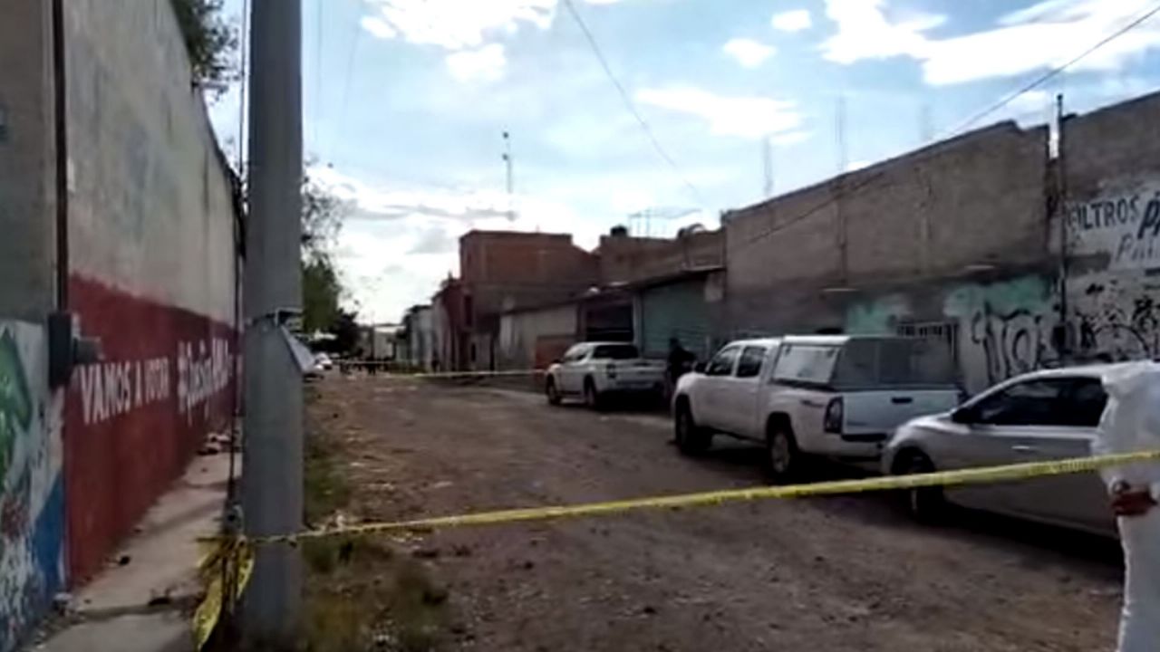 Dentro de un taller de hojalatería, encuentran el cadáver de un hombre en Celaya