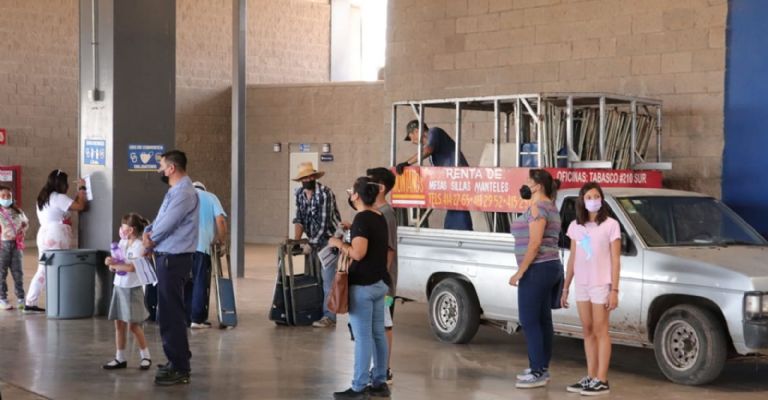 Menores de edad son vacunados en Ciudad Obregón