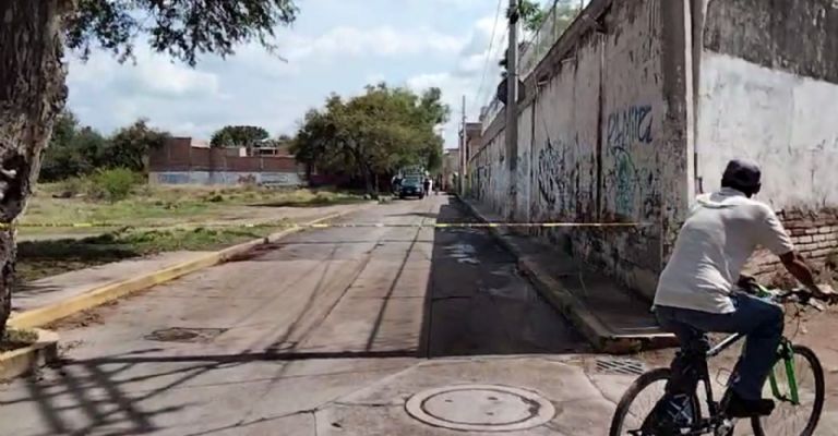 Autoridades llegan al lugar del crimen