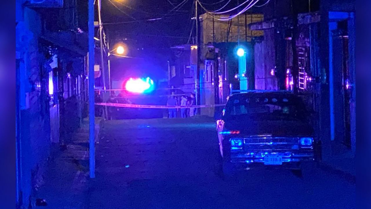 Autoridades llegan al sitio del crimen