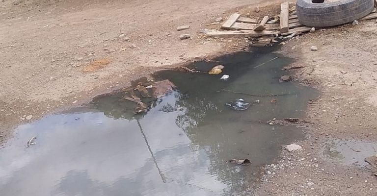 Denuncian drenaje colapsado en colonia Aves del Castillo