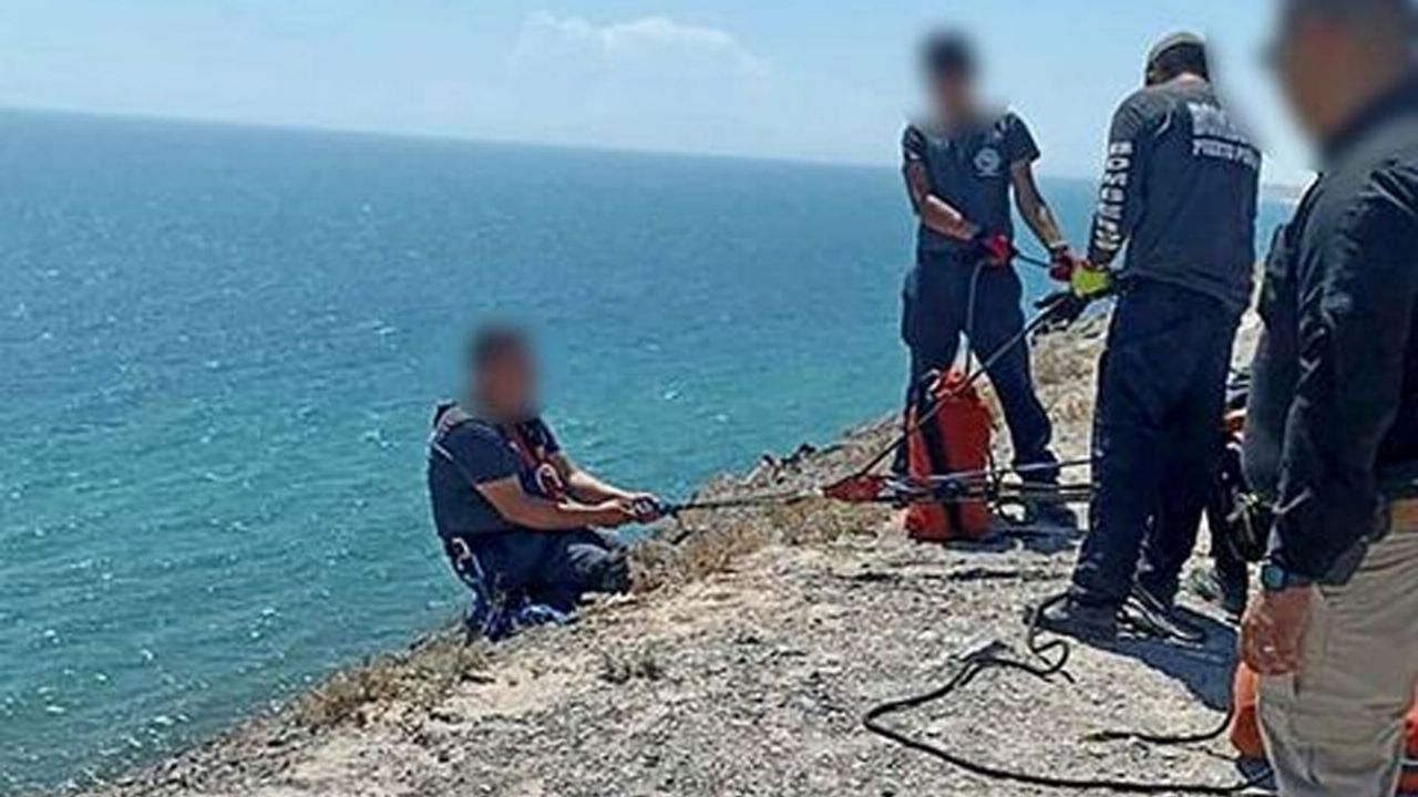 Hallan restos humanos y accesorios en acantilado en Puerto Peñasco; Bomberos los rescatan
