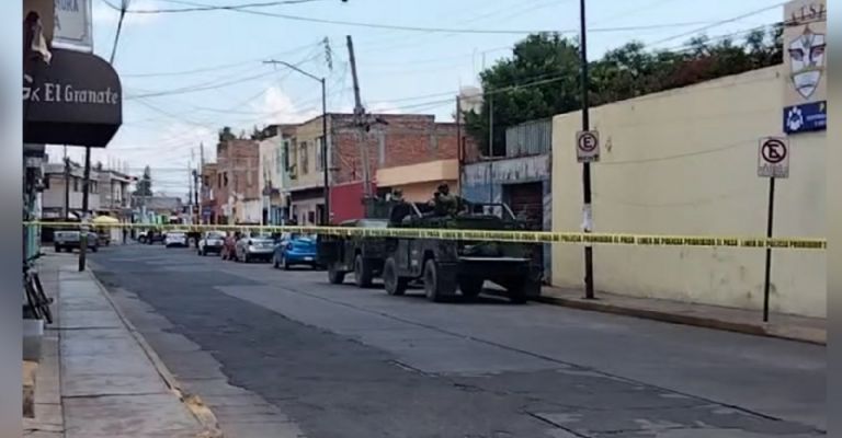 Asesinan a hombre afuera de una tienda de conveniencia