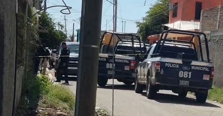 Autoridades trabajan en la escena del crimen