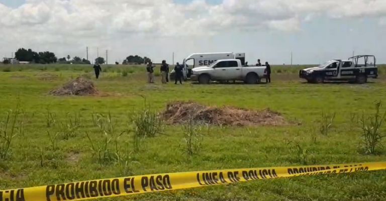 Autoridades trabajan en la escena del crimen