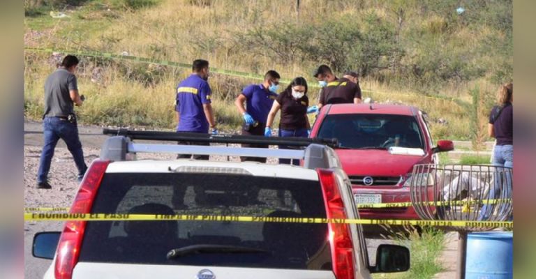 Autoridades llegan a la escena del crimen