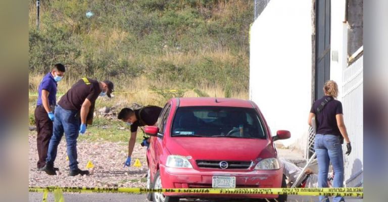 Autoridades llegan a la escena del crimen