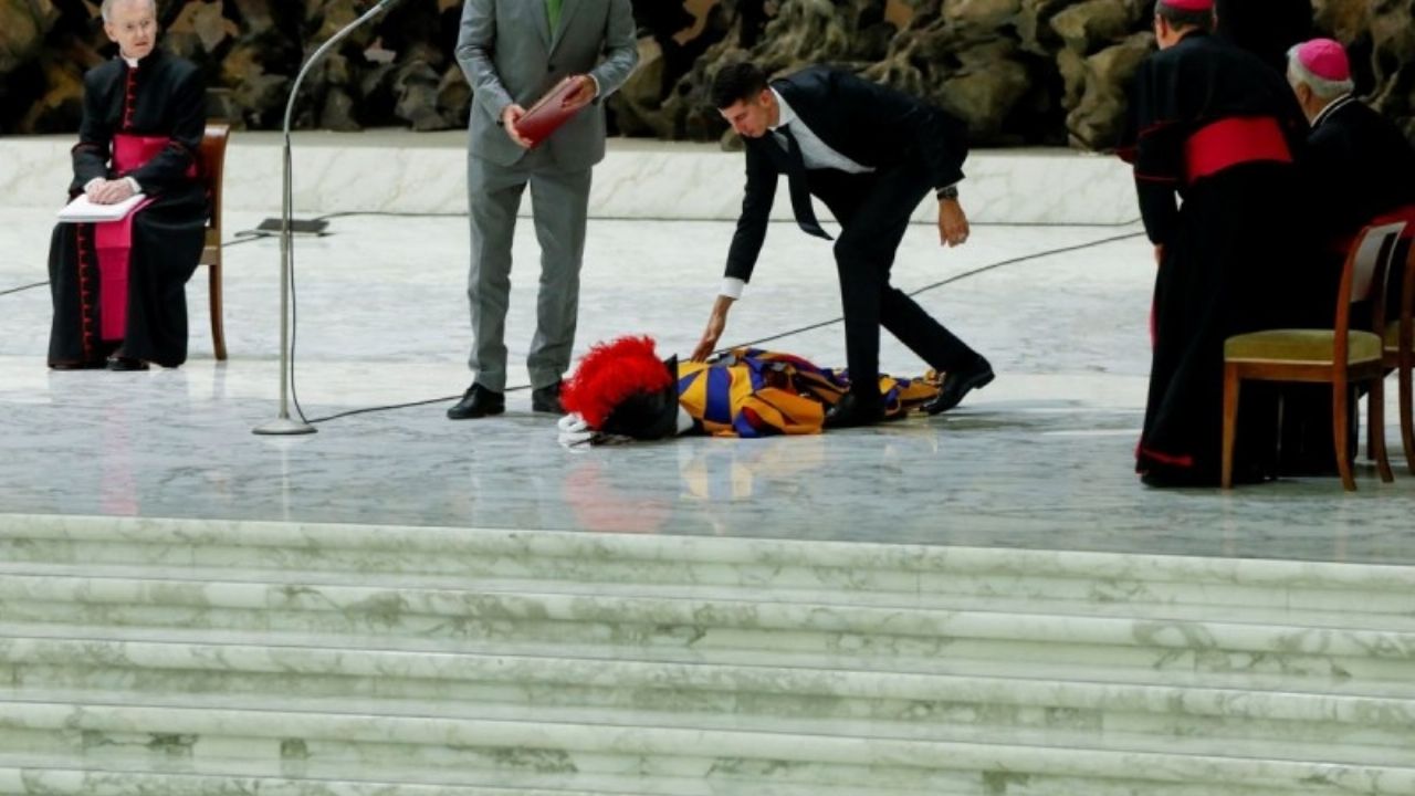 VIDEO: Intenso calor en Europa provoca que un guardia se desmaye delante del Papa Francisco