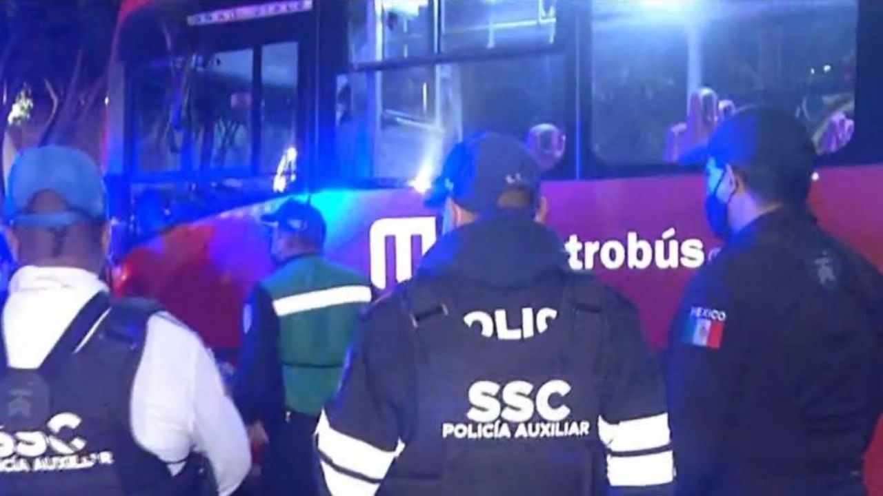 Terrible accidente: Metrobús invade paso peatonal y atropella a una mujer en CDMX