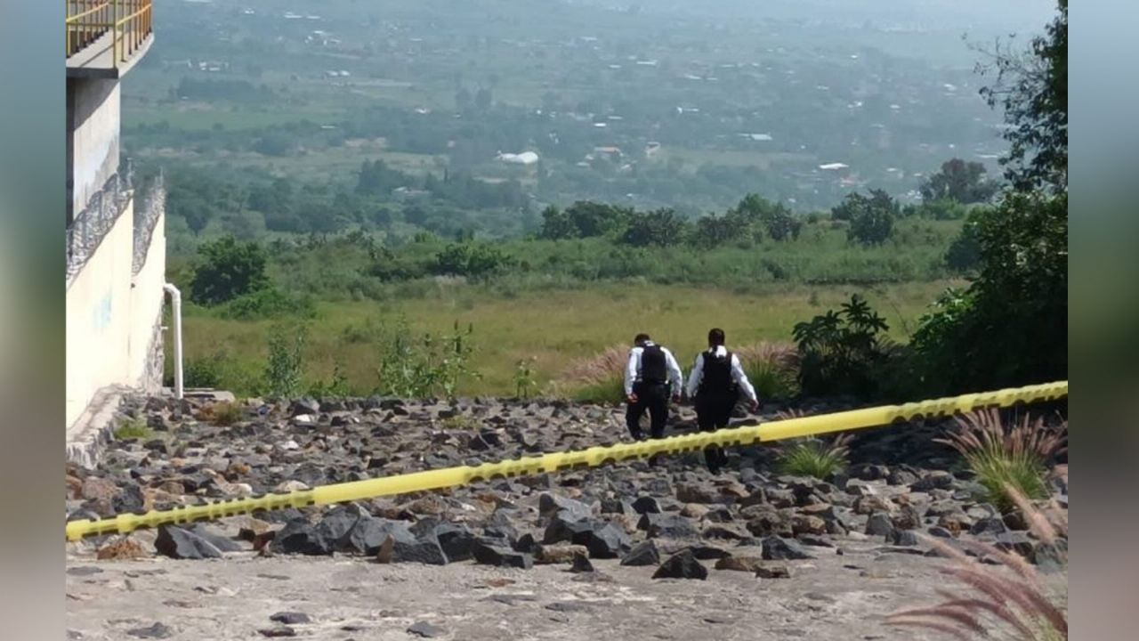 Autoridades llegan al sitio del crimen