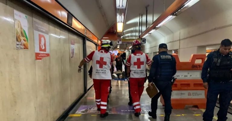 Paramédicos auxilian a hombre en Metro CDMX